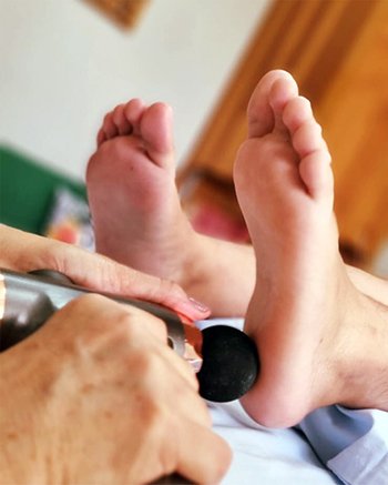 Desfrutando da liberdade que uma vida sem dores proporciona!
Com a orientação especializada da Dra. Solange Laurencel, descubra o caminho para viver sem limitações e abrace o bem-estar em cada passo