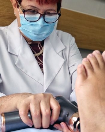 Descubra o caminho para o alívio da dor com Dra. Solange!
Como especialista em dores, ela combina técnicas inovadoras de acupuntura, homeopatia e ozonioterapia para oferecer tratamentos eficazes e personalizados.